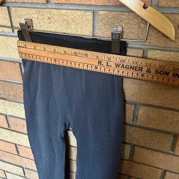 Lululemon Compression Seamless Crop Leggings Women's Size XS Logo Waistband Gray - Picture 4 of 5